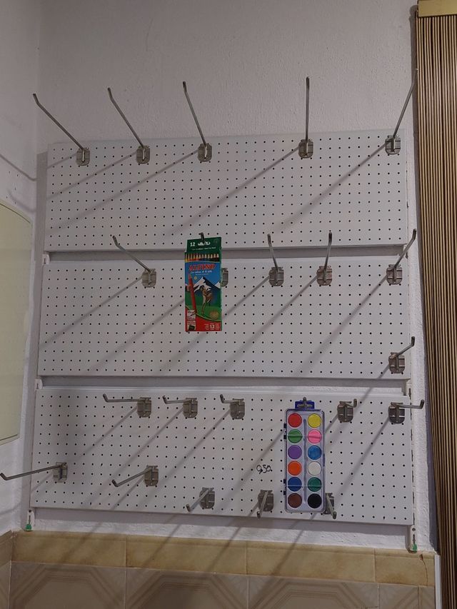 ESTANTERIA DE PARED CON GANCHOS