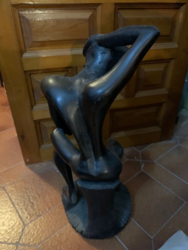 Escultura madera Pensador
