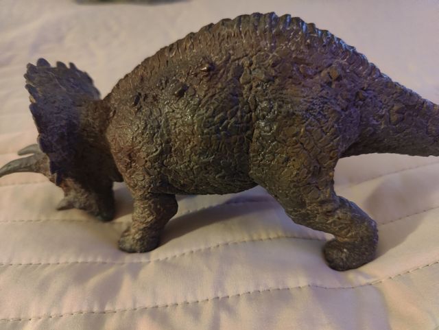 Última Oferta juguete:Dinosaurio  Triceratops 