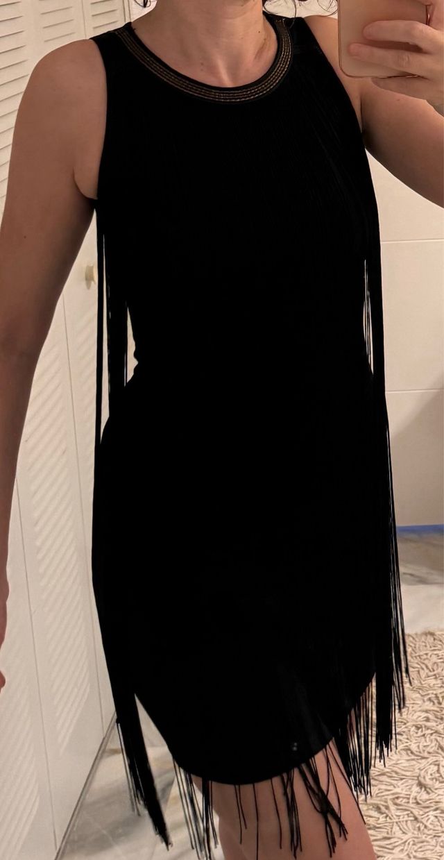 Vestido negro con flecos