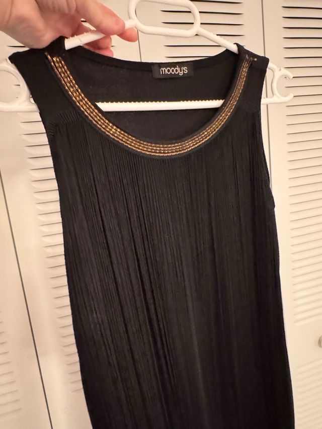 Vestido negro con flecos