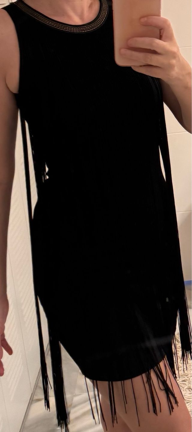 Vestido negro con flecos