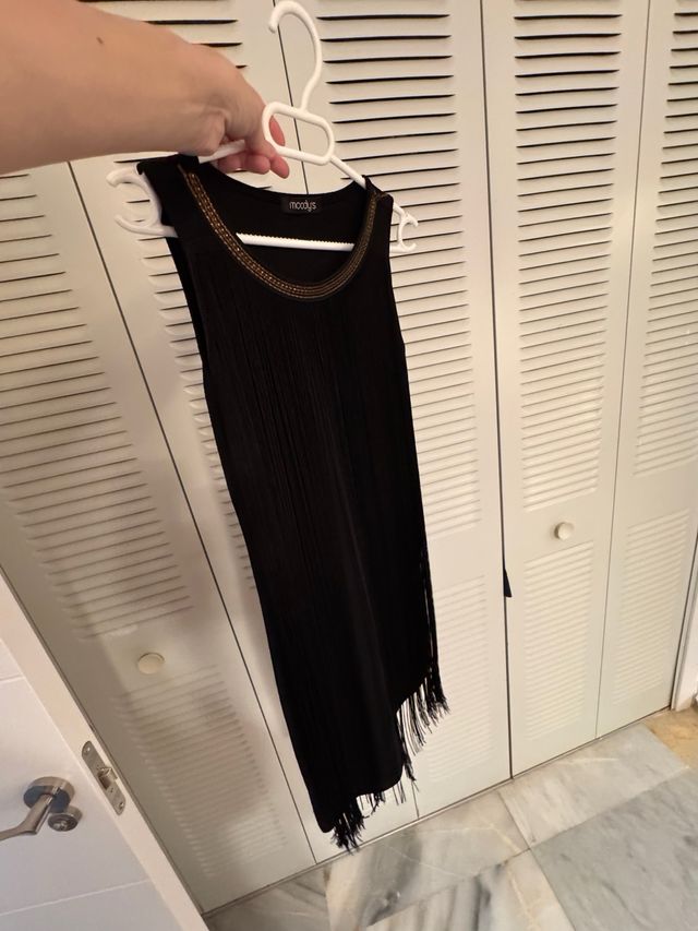 Vestido negro con flecos