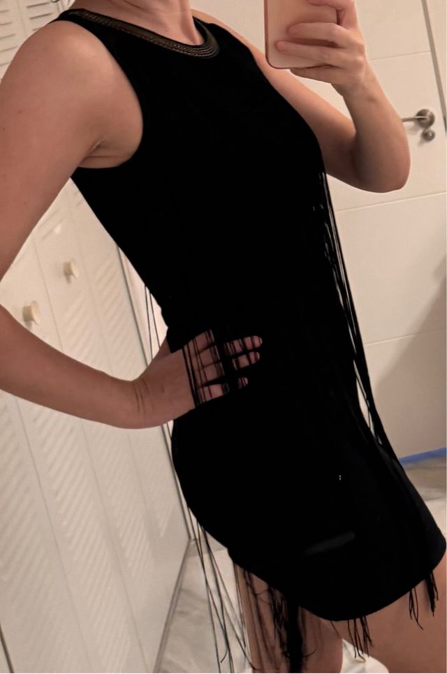 Vestido negro con flecos