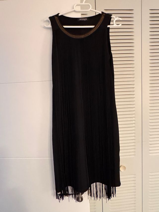 Vestido negro con flecos