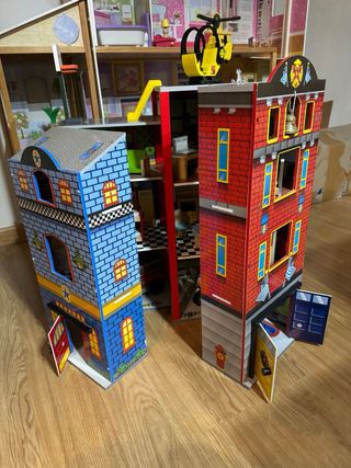 Casa de madera. Estación de bomberos y policia.