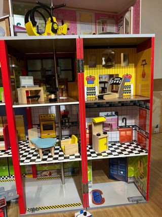 Casa de madera. Estación de bomberos y policia.