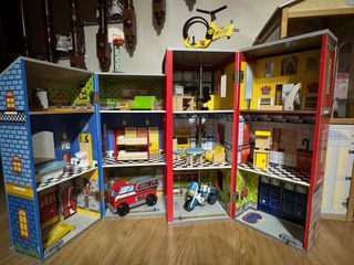 Casa de madera. Estación de bomberos y policia.