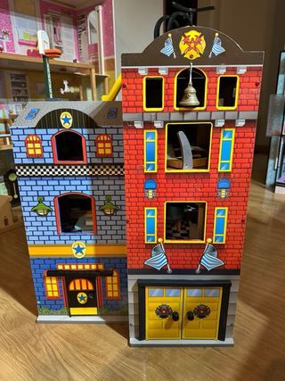 Casa de madera. Estación de bomberos y policia.