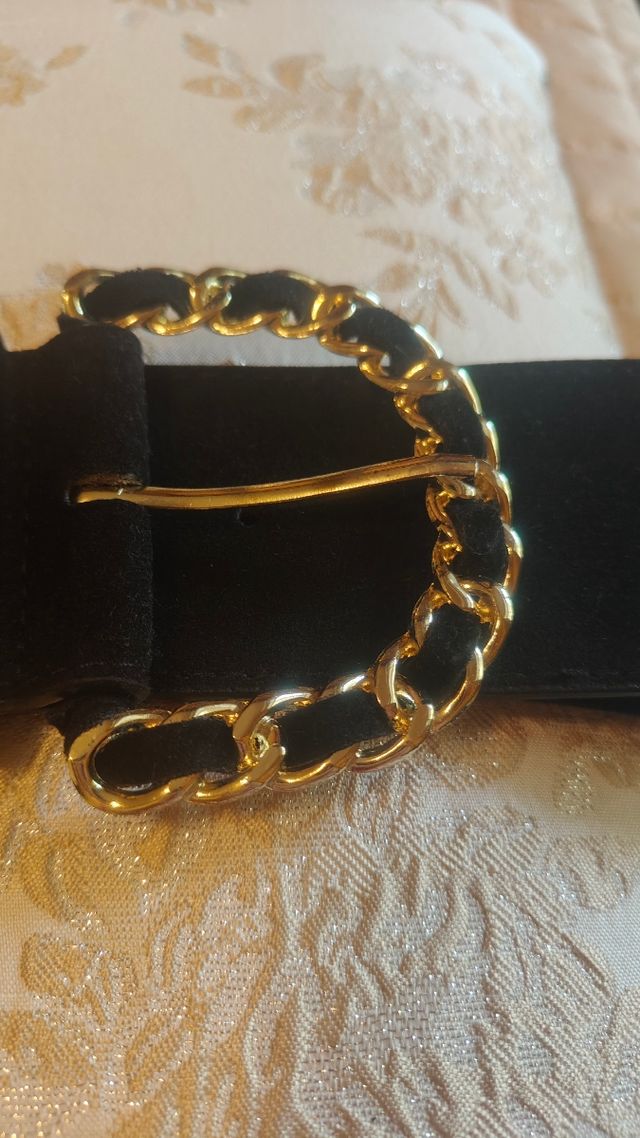 Cintura elastica scamosciata con fibbia dorata.