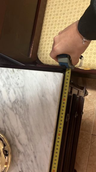 Mesita de noche antigua