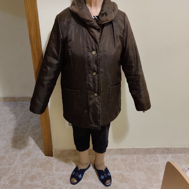 Giacca lunga marrone.