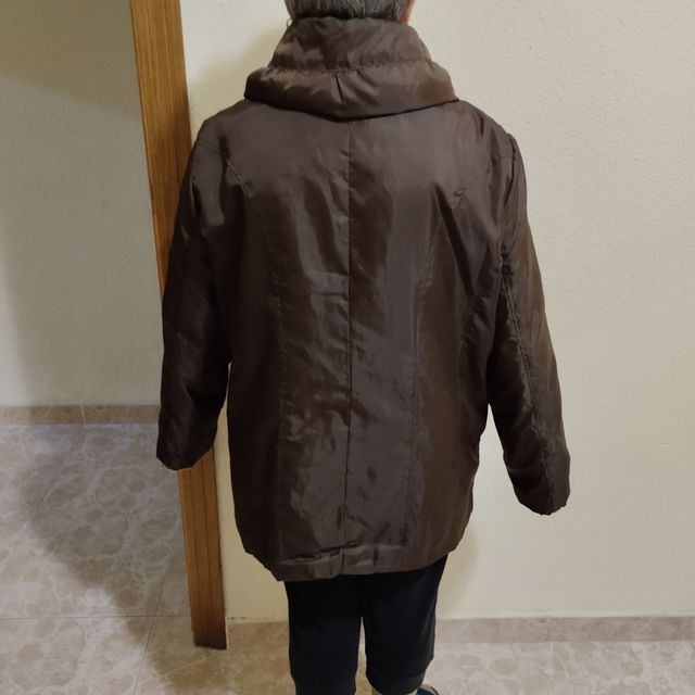 Giacca lunga marrone.