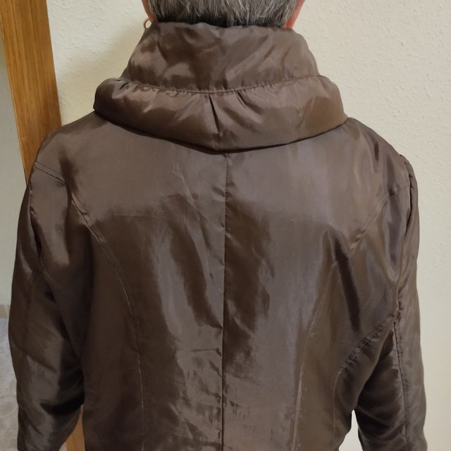 Giacca lunga marrone.