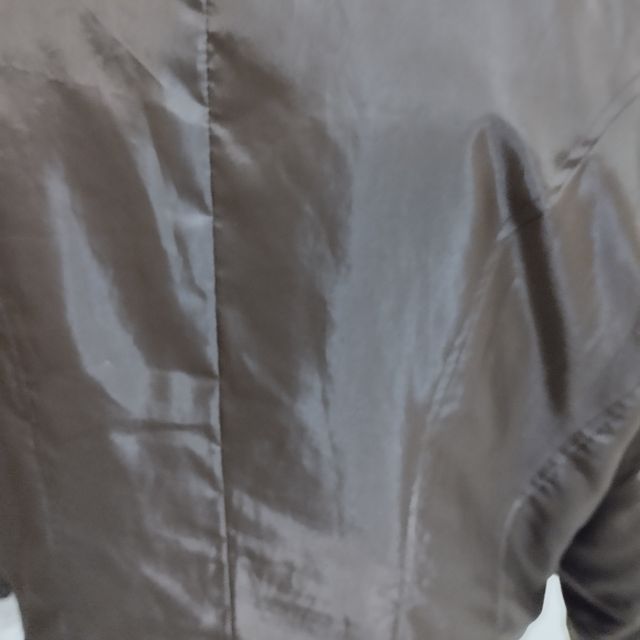 Giacca lunga marrone.