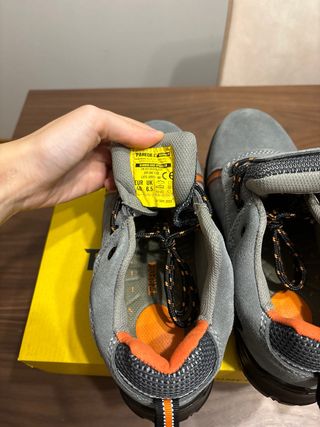 Zapatos seguridad paredes