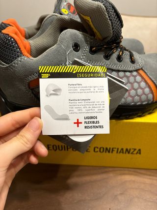 Zapatos seguridad paredes