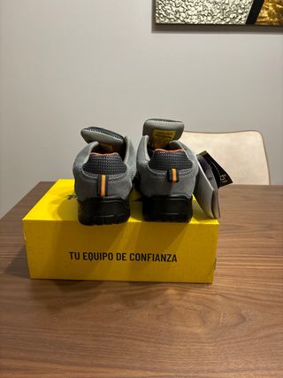 Zapatos seguridad paredes