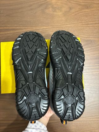 Zapatos seguridad paredes