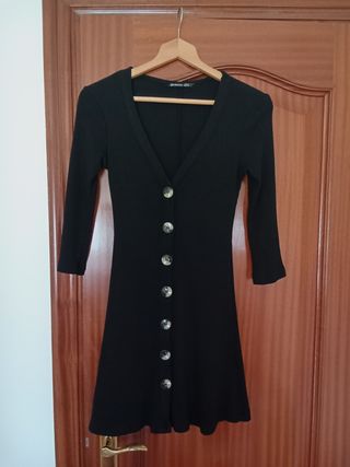 Vestido de puntoy falda vaquera negra.