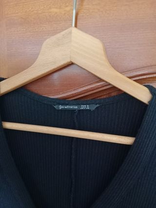 Vestido de puntoy falda vaquera negra.