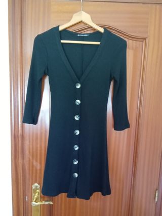 Vestido de puntoy falda vaquera negra.