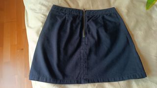 Vestido de puntoy falda vaquera negra.