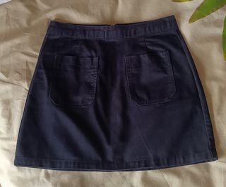 Vestido de puntoy falda vaquera negra.