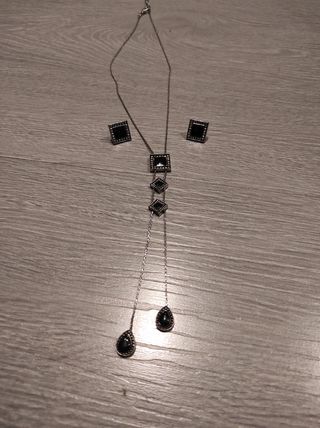 Conjunto colgante y pendientes negros