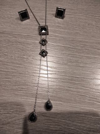Conjunto colgante y pendientes negros