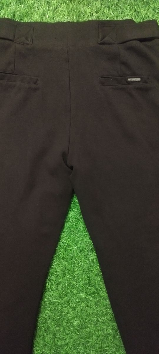 Pantalón marrón tipo leggins