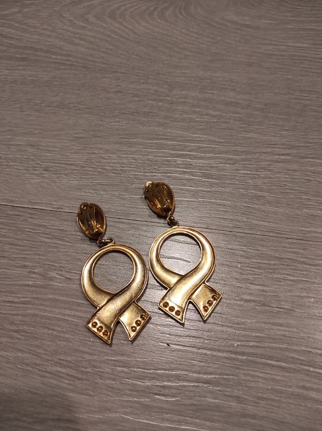 Pendientes dorados y morados