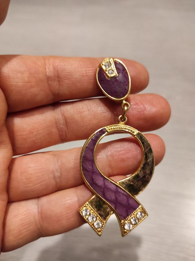 Pendientes dorados y morados