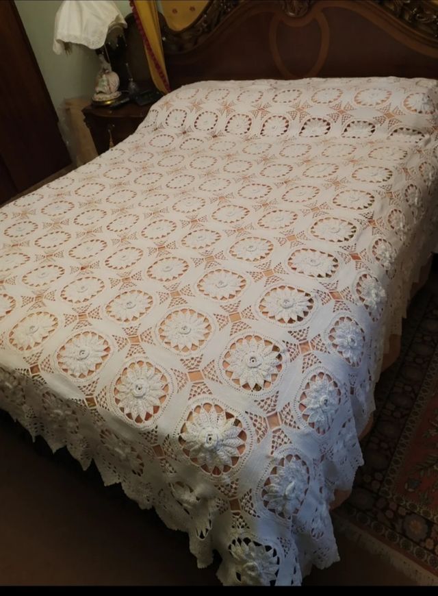 Colcha artesanal, crochet e almofada
