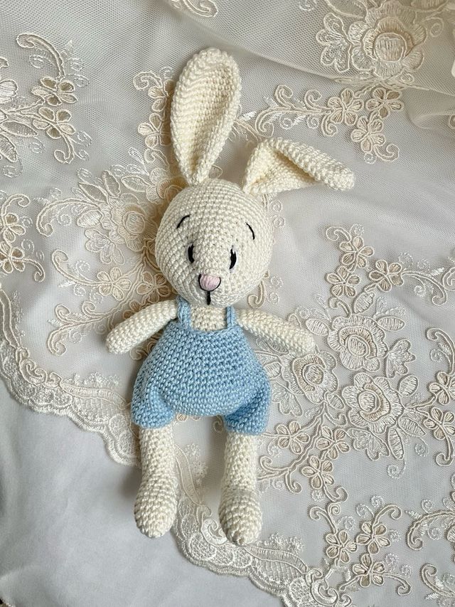 Coniglietto con salopette