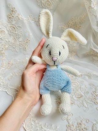 Coniglietto con salopette