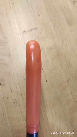 Paraguas, pañuelo de cuello y guantes