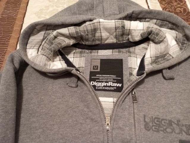 Sudadera forrada gris.