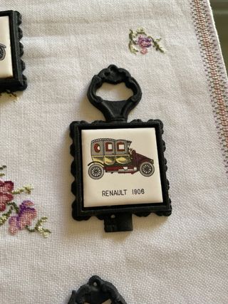 Apri bottiglie vintage con automobili 