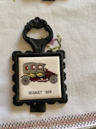 Apri bottiglie vintage con automobili 