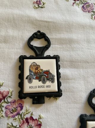 Apri bottiglie vintage con automobili 