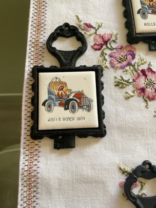 Apri bottiglie vintage con automobili 