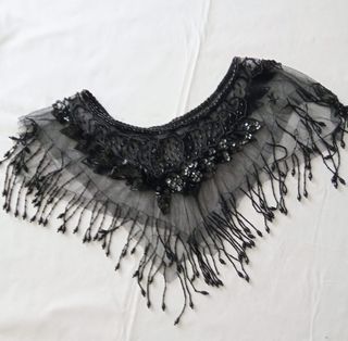 Cuello abalorios y lentejuelas.