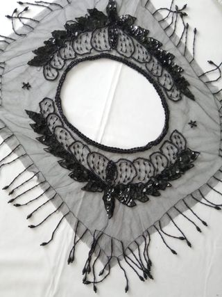 Cuello abalorios y lentejuelas.