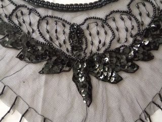 Cuello abalorios y lentejuelas.