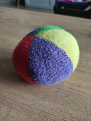 Juguete bola arco iris con sonajero