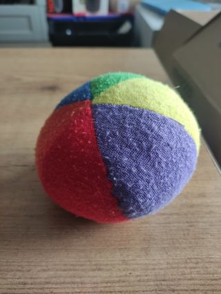 Juguete bola arco iris con sonajero