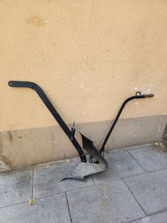 ANTIGUO ARADO VERTEDERA DECORACIÓN