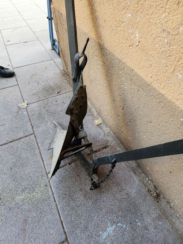 ANTIGUO ARADO VERTEDERA DECORACIÓN