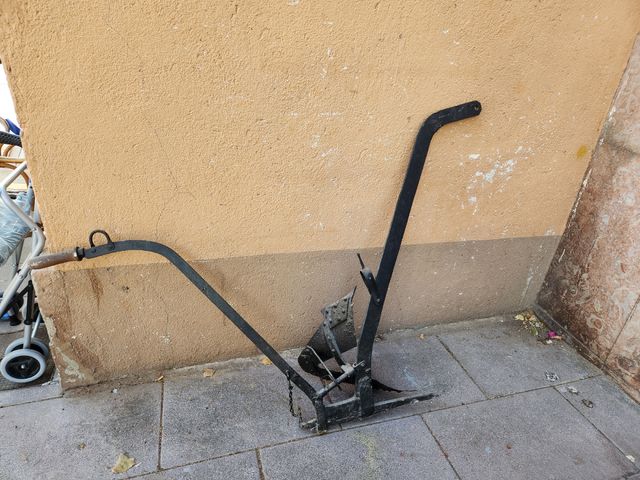 ANTIGUO ARADO VERTEDERA DECORACIÓN